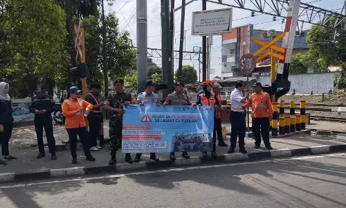 Peringati Harhubnas, KAI Daop 6 gelar sosialisasi keselamatan di perlintasan sebidang Peringati Harhubnas, KAI Daop 6 gelar sosialisasi keselamatan di perlintasan sebidang