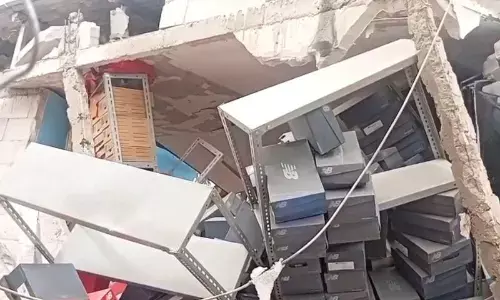 Warga Cakung tuntut ganti rugi usai rumah ditabrak bus Transjakarta Warga Cakung tuntut ganti rugi usai rumah ditabrak bus Transjakarta