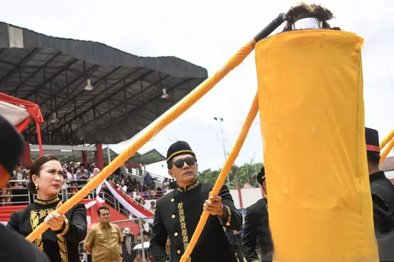 Festival Erau Kukar dimulai dengan tradisi sakral pendirian Tiang Ayu Festival Erau Kukar dimulai dengan tradisi sakral pendirian Tiang Ayu