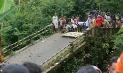 Warga bangun jembatan darurat pascajembatan putus di Lumajang Warga bangun jembatan darurat pascajembatan putus di Lumajang