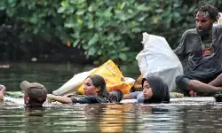 Rumah Bakau-komunitas grebek sampah di Taman Wisata Alam Teluk Yotefa Rumah Bakau-komunitas grebek sampah di Taman Wisata Alam Teluk Yotefa