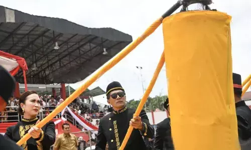 Festival Erau Kukar dimulai dengan tradisi sakral pendirian Tiang Ayu Festival Erau Kukar dimulai dengan tradisi sakral pendirian Tiang Ayu