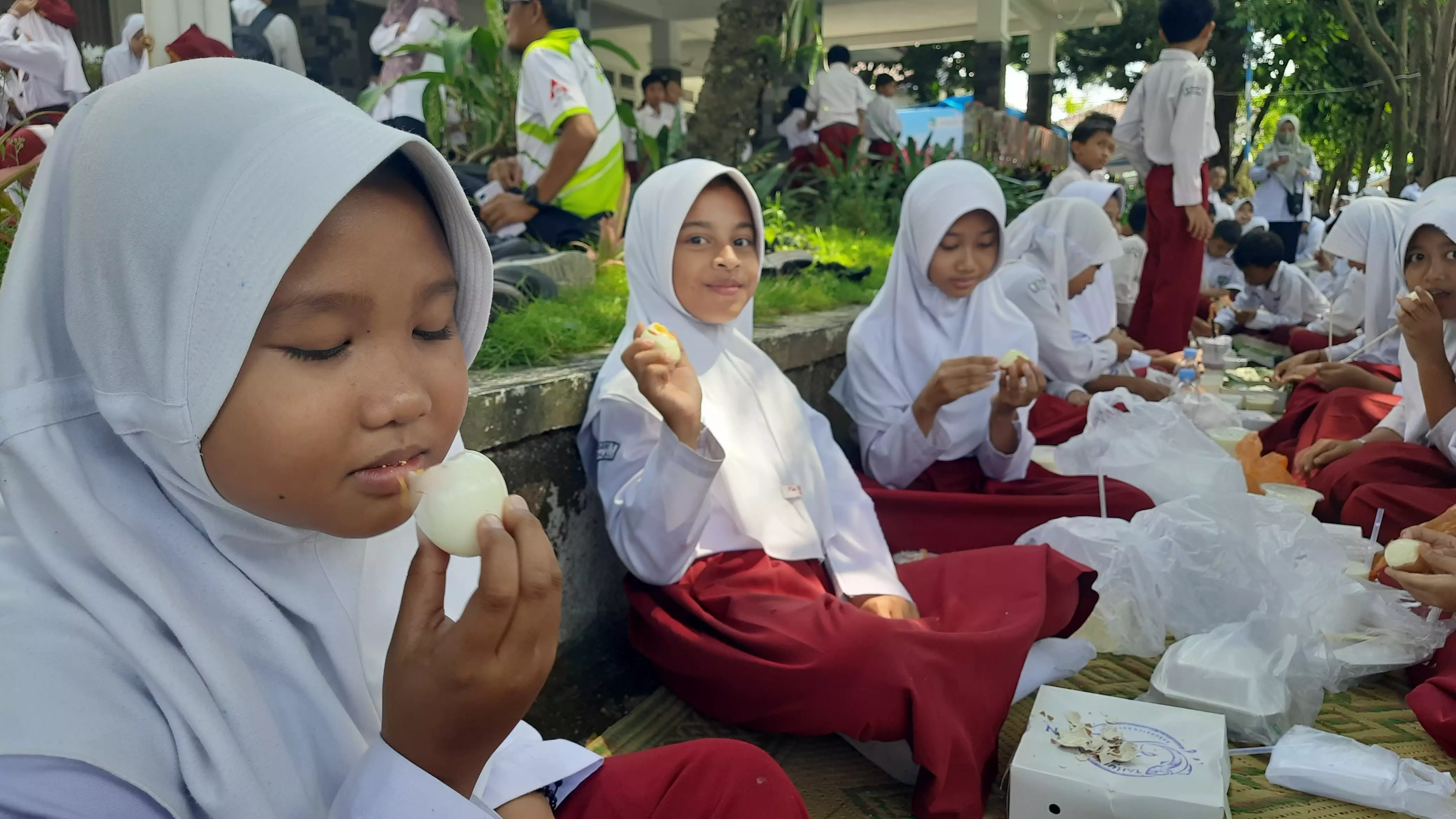 Ribuan pelajar Boyolali ramaikan Gerakan Minum Susu dan Makan Telur Ribuan pelajar Boyolali ramaikan Gerakan Minum Susu dan Makan Telur