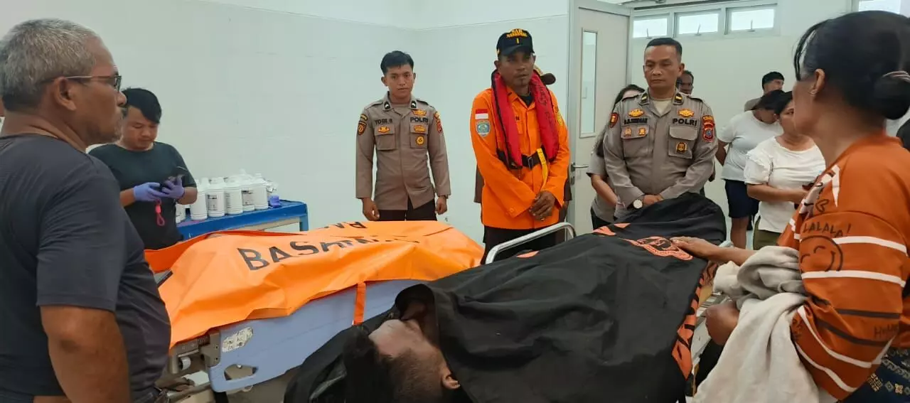 Tim SAR akhirnya temukan dua pemuda tenggelam di Danau Toba Tim SAR akhirnya temukan dua pemuda tenggelam di Danau Toba