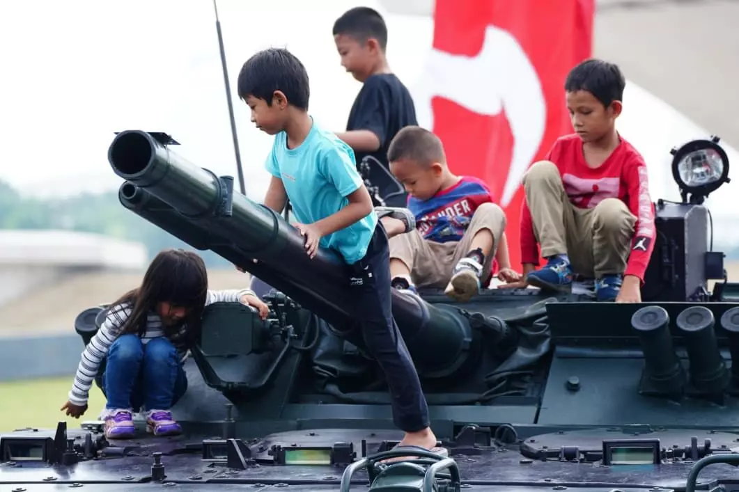 TNI Fair 2025: Monas meriah jadi ajang pesta rakyat, anak-anak antusias naik panser TNI TNI Fair 2025: Monas meriah jadi ajang pesta rakyat, anak-anak antusias naik panser TNI