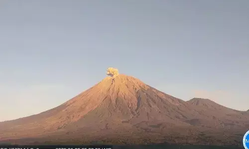 Semeru erupsi dengan tinggi letusan 700 meter Semeru erupsi dengan tinggi letusan 700 meter