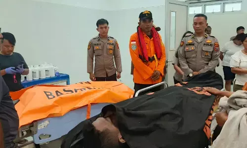 Tim SAR akhirnya temukan dua pemuda tenggelam di Danau Toba Tim SAR akhirnya temukan dua pemuda tenggelam di Danau Toba