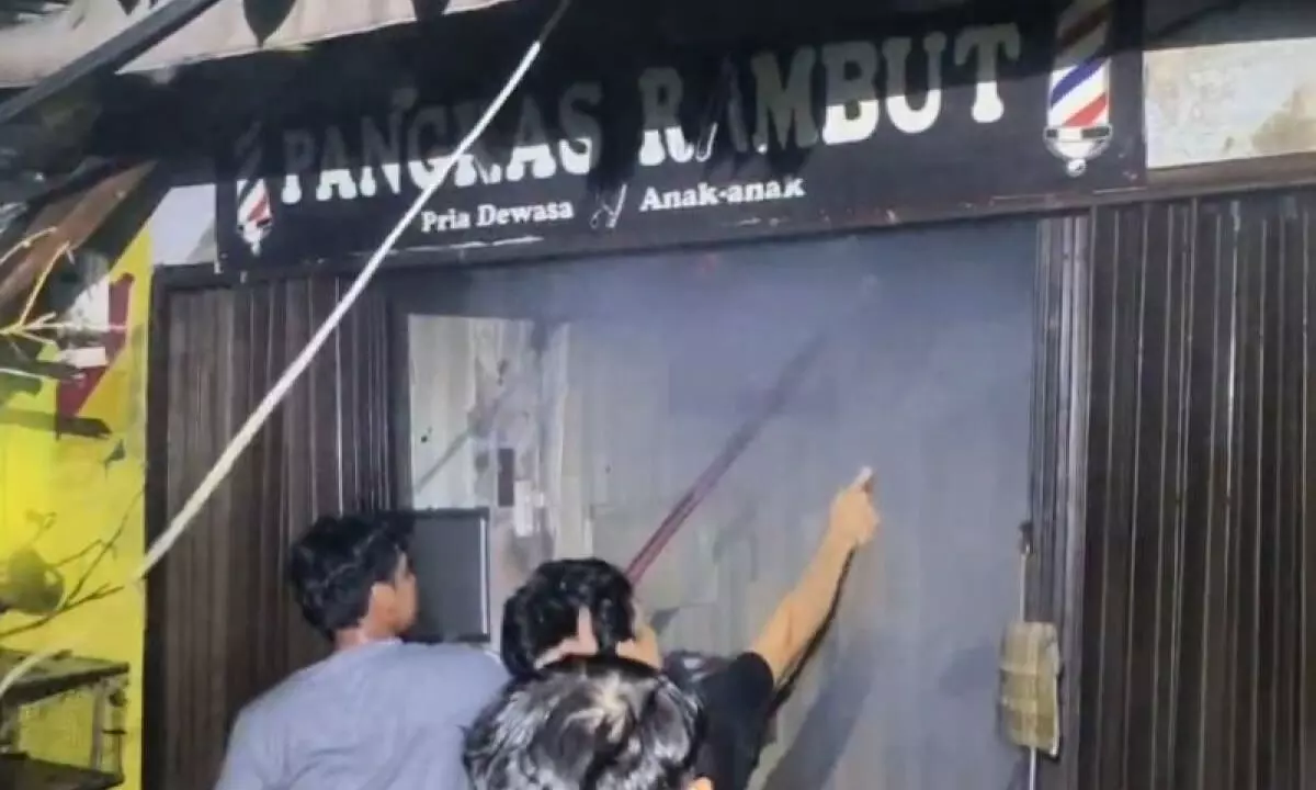 Belasan kios di Pasar Krenso Bidara Cina ludes terbakar Belasan kios di Pasar Krenso Bidara Cina ludes terbakar