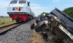 KA Tawangjaya Premium tertemper mobil di jalur Cirebonprujakan – Waruduwur