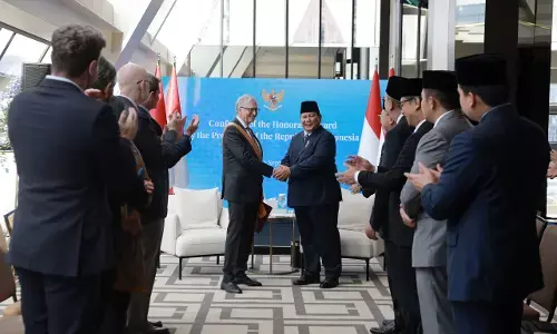 Presiden Prabowo Subianto menganugerahkan Bintang Jasa Utama kepada Bill Gates Presiden Prabowo Subianto menganugerahkan Bintang Jasa Utama kepada Bill Gates