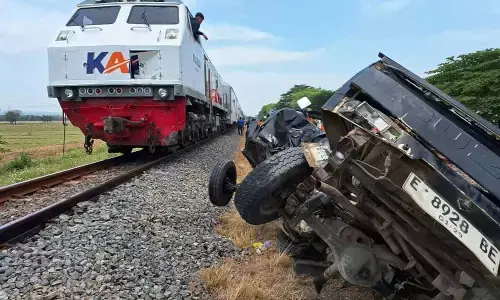 KA Tawangjaya Premium tertemper mobil di jalur Cirebonprujakan – Waruduwur KA Tawangjaya Premium tertemper mobil di jalur Cirebonprujakan – Waruduwur