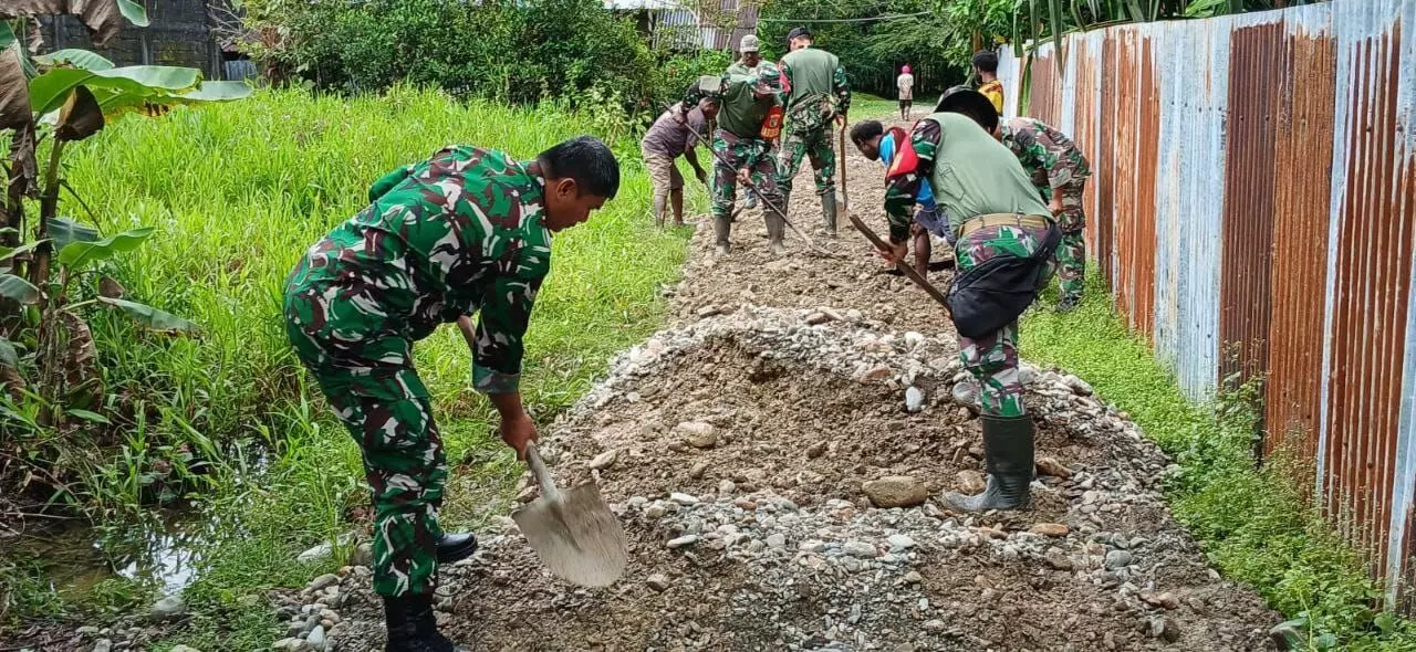 Jelang HUT ke-80 TNI, Kodim 1710/Mimika perbaiki jalan kampung