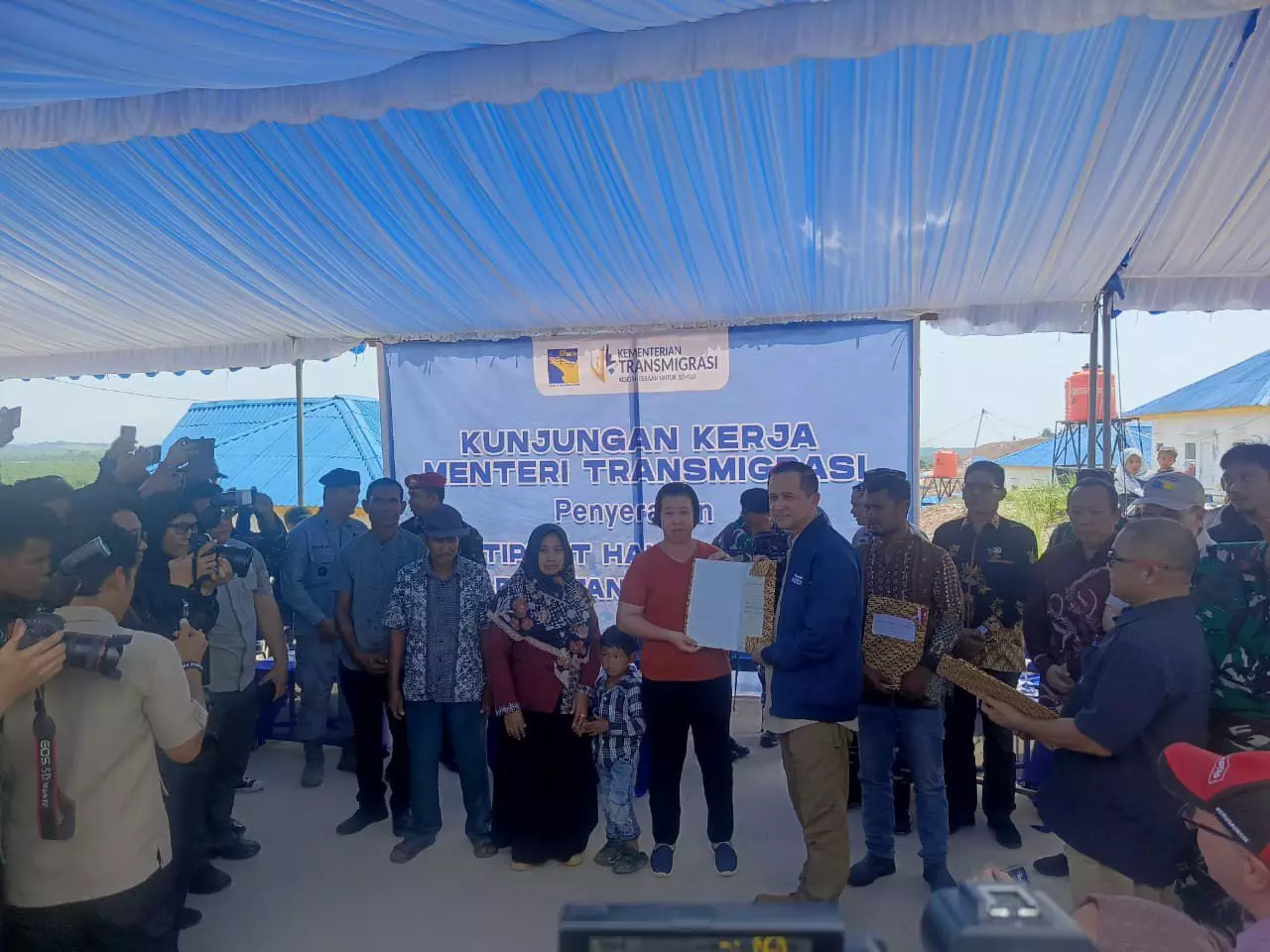 Mentrans serahkan sertifikat tanah kepada warga di Tanjung Banon
