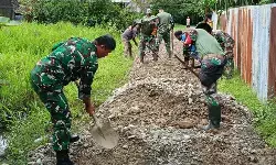 Jelang HUT ke-80 TNI, Kodim 1710/Mimika perbaiki jalan kampung