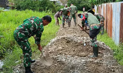 Jelang HUT ke-80 TNI, Kodim 1710/Mimika perbaiki jalan kampung Jelang HUT ke-80 TNI, Kodim 1710/Mimika perbaiki jalan kampung