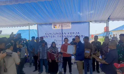 Mentrans serahkan sertifikat tanah kepada warga di Tanjung Banon