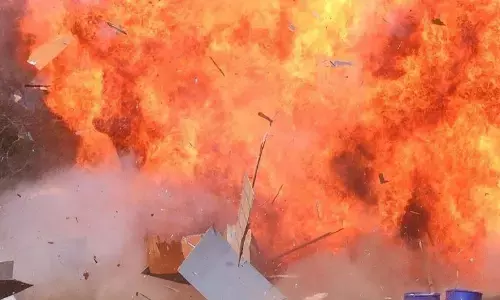 Ledakan gudang industri guncang Inggris, warga dievakuasi Ledakan gudang industri guncang Inggris, warga dievakuasi