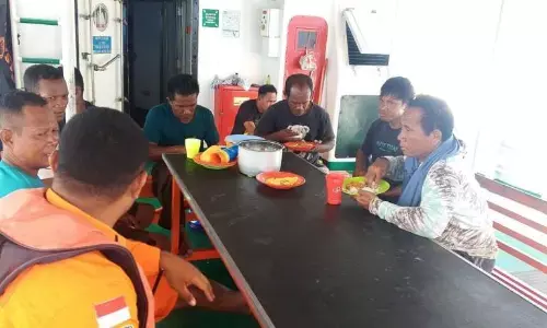 Tujuh ABK Bintang Sakti Wakatobi 01 diselamatkan kapal Genesaret 03 Tujuh ABK Bintang Sakti Wakatobi 01 diselamatkan kapal Genesaret 03