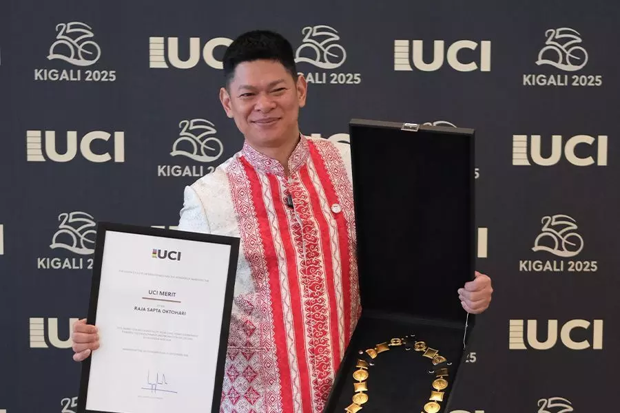 Raja Sapta Oktohari raih UCI Merit Award, sejarah baru Indonesia di balap sepeda dunia Raja Sapta Oktohari raih UCI Merit Award, sejarah baru Indonesia di balap sepeda dunia