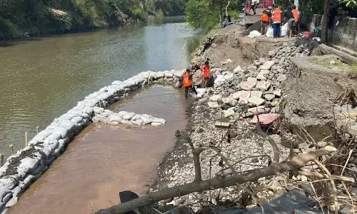 PUPR Denpasar pasang kisdam tahan laju air di Sungai Ayung PUPR Denpasar pasang kisdam tahan laju air di Sungai Ayung