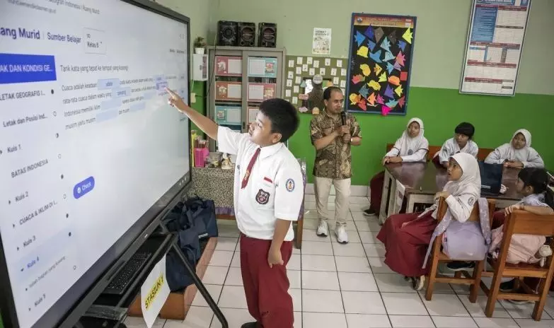 Papan interaktif pintar jadi daya tarik baru bagi siswa dalam belajar