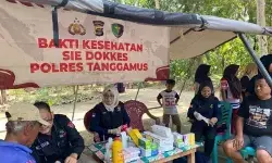 Polisi beri layanan medis bagi warga terdampak gempa di Tanggamus