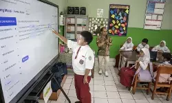 Papan interaktif pintar jadi daya tarik baru bagi siswa dalam belajar