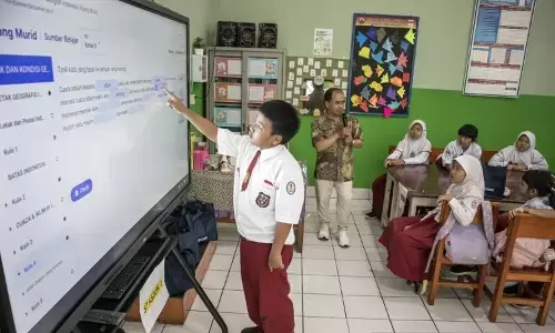 Papan interaktif pintar jadi daya tarik baru bagi siswa dalam belajar Papan interaktif pintar jadi daya tarik baru bagi siswa dalam belajar