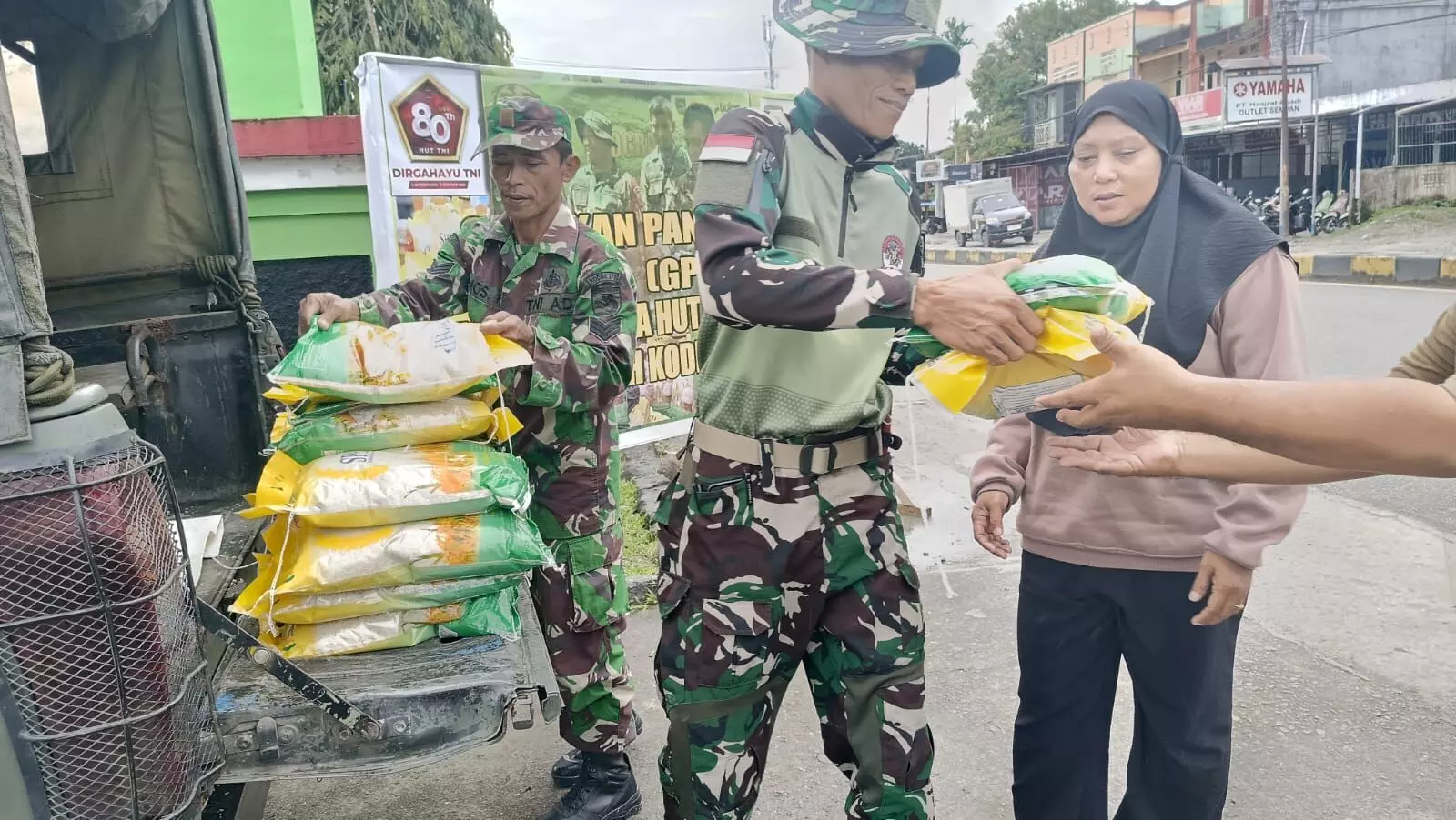 Jaga harga stabil, Kodim 1710/Mimika - Bulog terus jual beras SPHP untuk warga Mimika