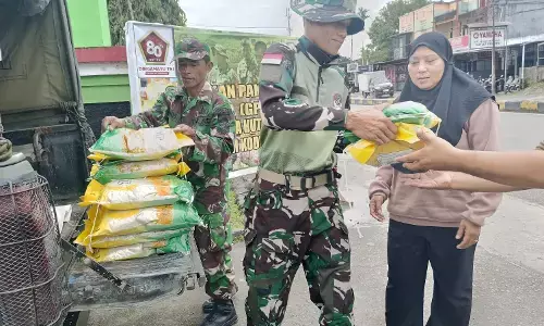 Jaga harga stabil, Kodim 1710/Mimika - Bulog terus jual beras SPHP untuk warga Mimika Jaga harga stabil, Kodim 1710/Mimika - Bulog terus jual beras SPHP untuk warga Mimika