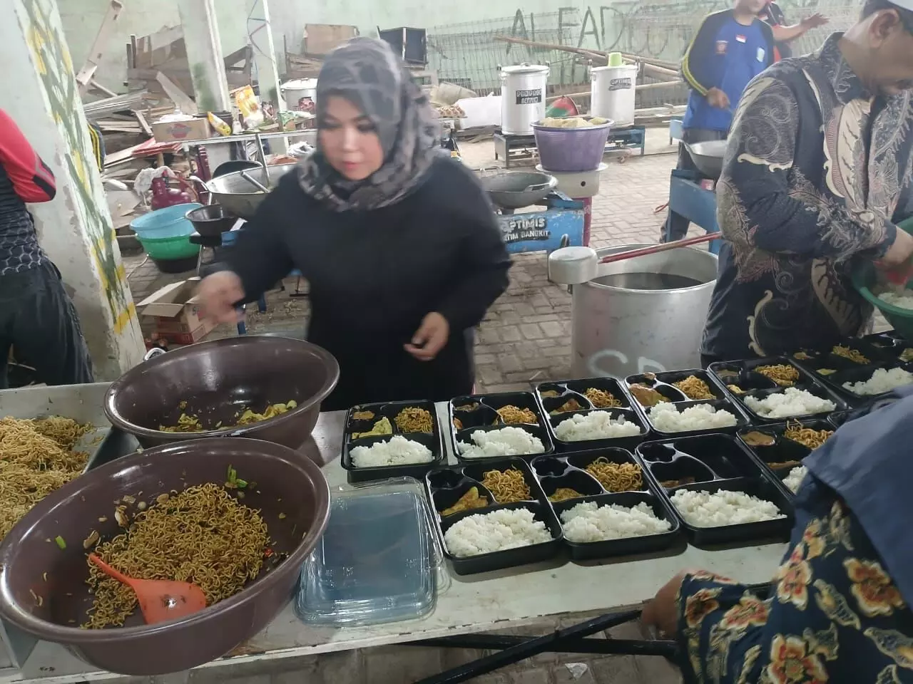Kemensos bantu evakuasi korban runtuhnya Ponpes Al Khoziny dengan Tagana dan dapur umum