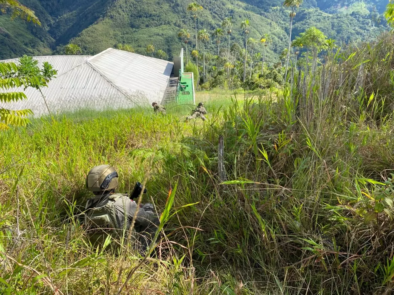 Satgas Ops Damai Cartenz pukul mundur KKB yang bakar Puskesmas di Kiwirok