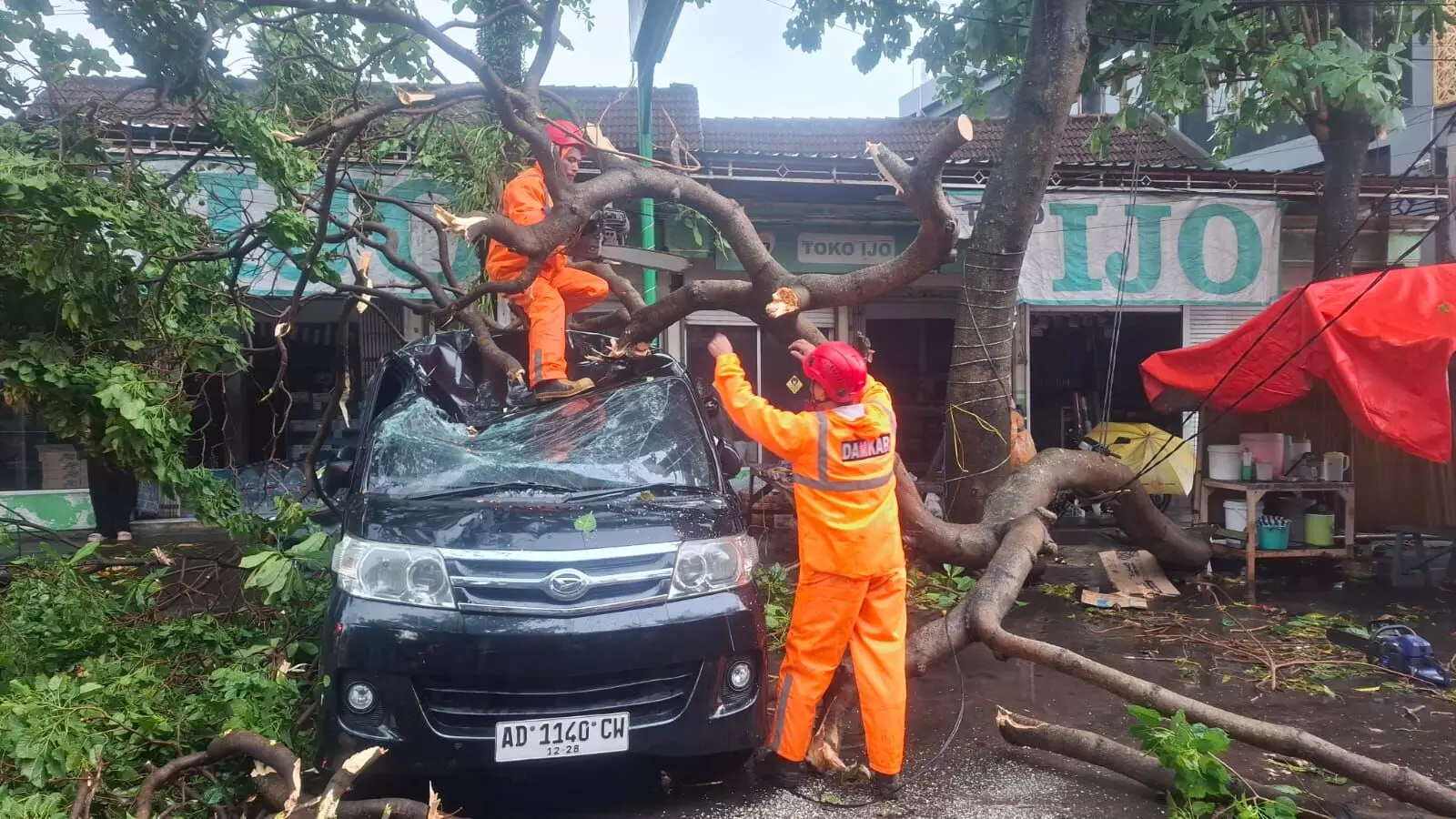 Hujan dan angin kencang timpa mobil dan rumah warga Boyolali