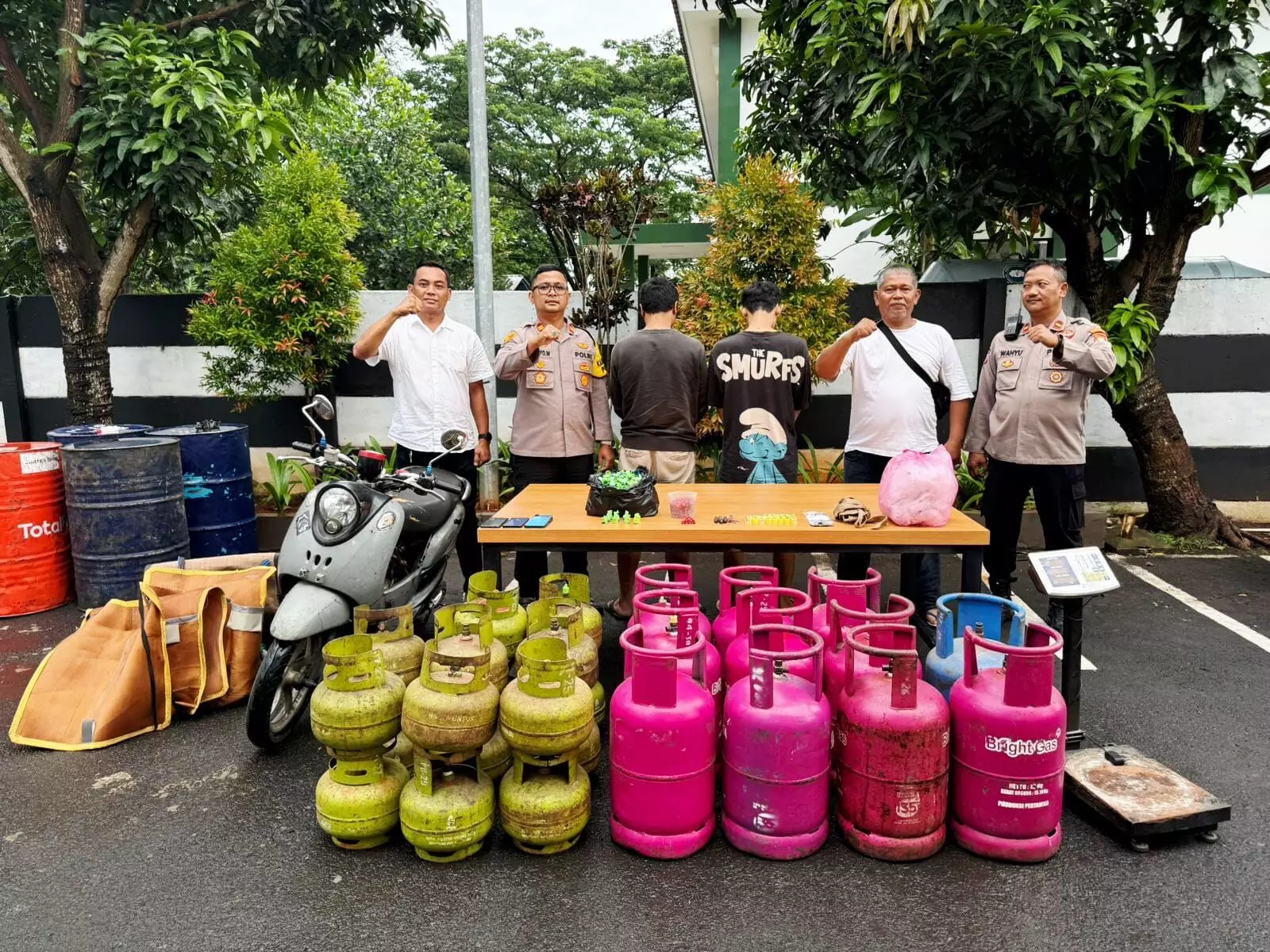 Main dikontrakan dua pelaku pengoplos gas LPG ditangkap aparat Polsek Pinang