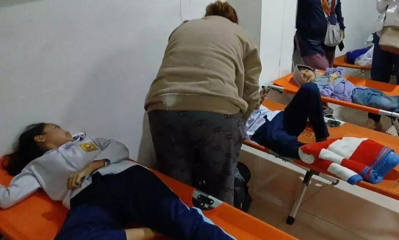 Petugas medis tangani siswa korban diduga keracunan MBG