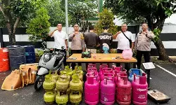 Main dikontrakan dua pelaku pengoplos gas LPG ditangkap aparat Polsek Pinang