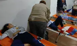 Petugas medis tangani siswa korban diduga keracunan MBG