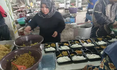 Kemensos bantu evakuasi korban runtuhnya Ponpes Al Khoziny dengan Tagana dan dapur umum