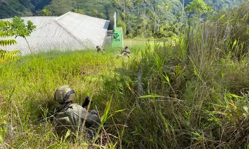 Satgas Ops Damai Cartenz pukul mundur KKB yang bakar Puskesmas di Kiwirok Satgas Ops Damai Cartenz pukul mundur KKB yang bakar Puskesmas di Kiwirok