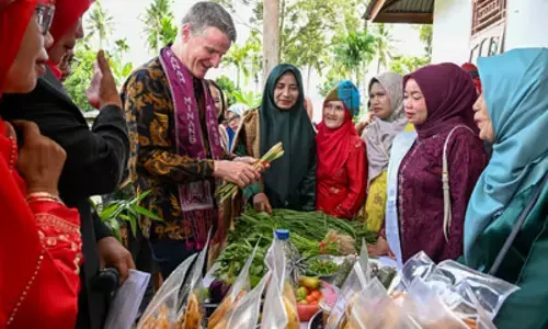 Hubungan Australia-Indonesia makin erat, Dubes Brazier cicipi teh talua di Sumbar