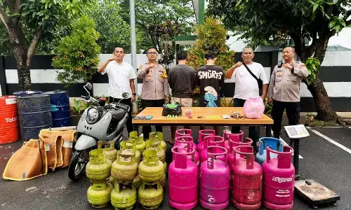 Main dikontrakan dua pelaku pengoplos gas LPG ditangkap aparat Polsek Pinang Main dikontrakan dua pelaku pengoplos gas LPG ditangkap aparat Polsek Pinang