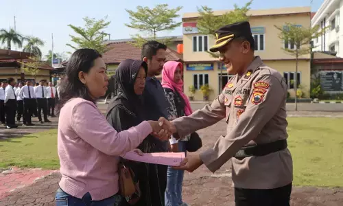 Polres Tegal Kota salurkan bantuan tali asih untuk pedagang terdampak aksi massa Polres Tegal Kota salurkan bantuan tali asih untuk pedagang terdampak aksi massa