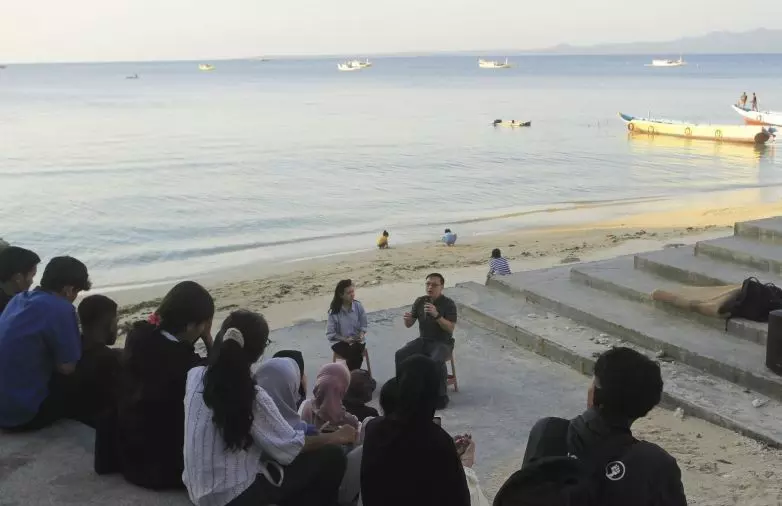 Deputi Kemenko PM gelar dialog santai pinggir pantai dengan mahasiswa