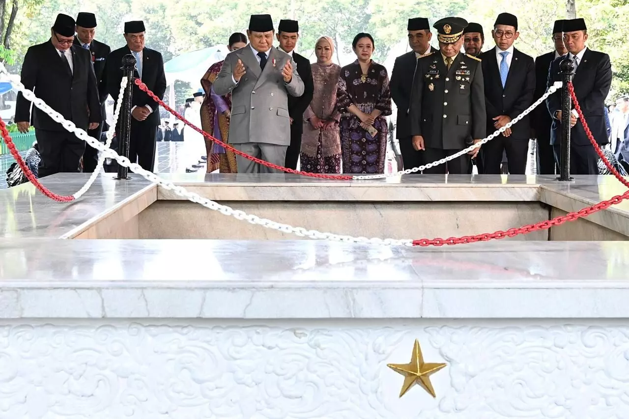 Hari Kesaktian Pancasila, Prabowo khusyuk berdoa di depan sumur tua Lubang Buaya