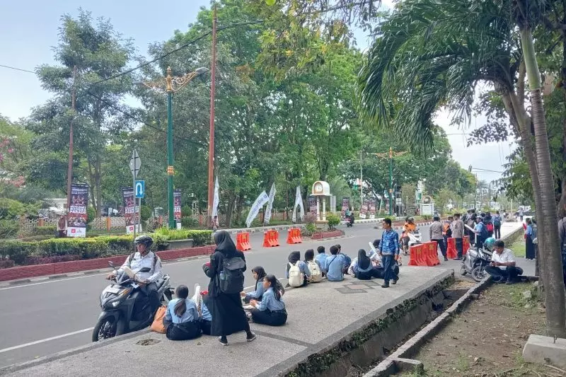 Ribuan pelajar di Mataram ramaikan parade pembalap MotoGP 2025