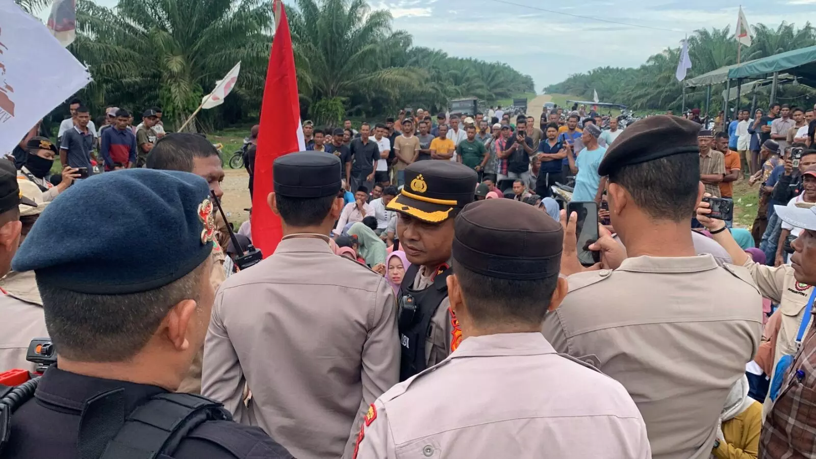 Ribuan warga blokade jalan angkutan sawit PT Nusantara IV