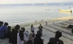 Deputi Kemenko PM gelar dialog santai pinggir pantai dengan mahasiswa Deputi Kemenko PM gelar dialog santai pinggir pantai dengan mahasiswa