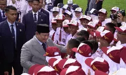 Anak-anak sekolah mengerubungi Prabowo, sampaikan terima kasih ada MBG