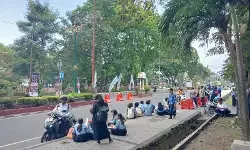 Ribuan pelajar di Mataram ramaikan parade pembalap MotoGP 2025