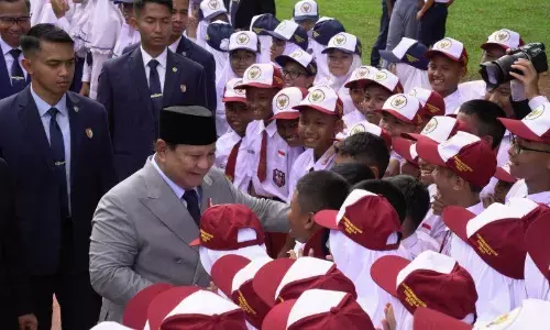 Anak-anak sekolah mengerubungi Prabowo, sampaikan terima kasih ada MBG Anak-anak sekolah mengerubungi Prabowo, sampaikan terima kasih ada MBG